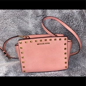 !! ON SALE !! Michael Kors used crossbody bag; baby pink salmon color